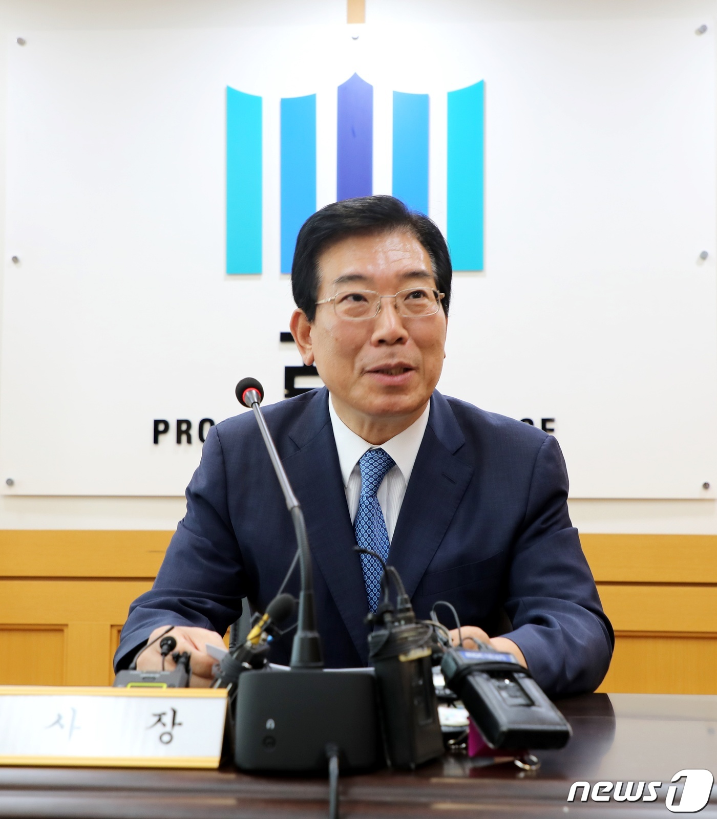 (제주=뉴스1) 홍수영 기자 = 조재연 신임 제주지방검찰청 검사장이 14일 제주지방검찰청 중회의실에서 취재진과 취임 인터뷰를 하고 있다.2019.8.14/뉴스1