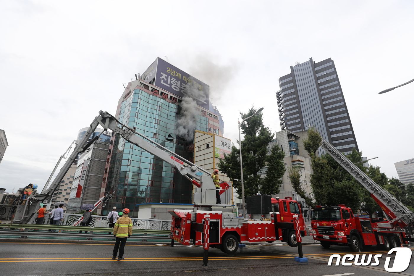 (서울=뉴스1) 이재명 기자 = 15일 오전 서울 중구 남대문로 남대문 오피스텔에서 화재가 발생해 소방대원들이 화재 진압을 하고 있다.소방당국은 대응 1단계를 발령하고 진화작업을 …