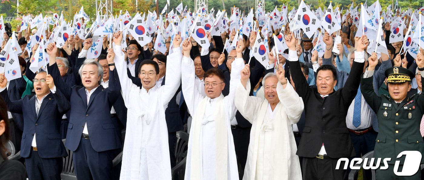 (안동=뉴스1) 최창호 기자 = 제74주년 광복절인 15일 이철우 경북도지사는 안동에 있는 경북도독립기념관에서 애국지사와 시민들이 함께 대한독립 만세를 외치고 있다.(경북도제공) …