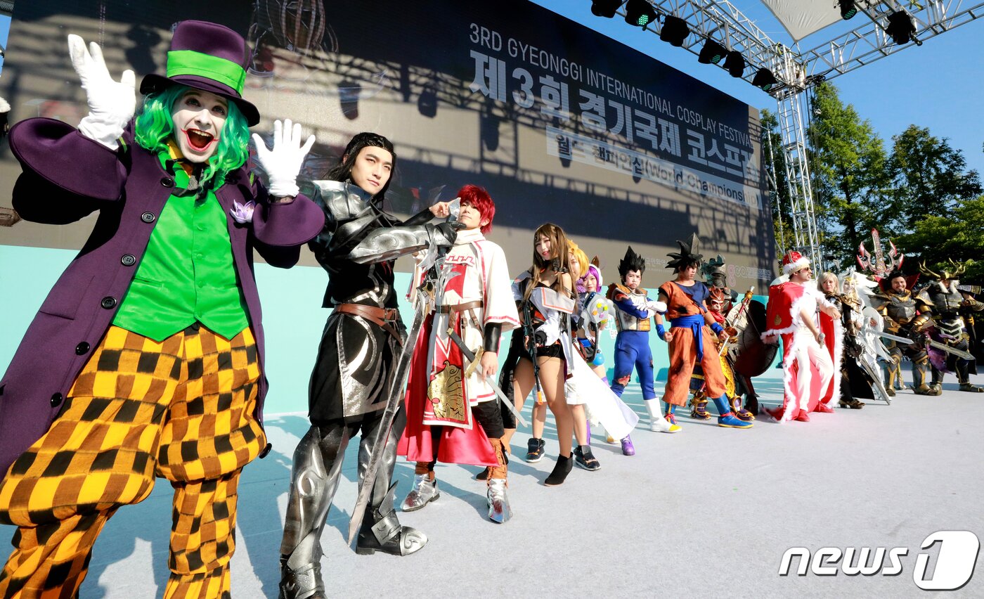 본문 이미지 - 16일 오후 경기 부천 한국만화영상진흥원 앞 야외무대에서 열린 부천국제만화축제에서 경기국제코스프레페스티벌이 진행되고 있다.  2019.8.16/뉴스1 ⓒ News1 정진욱 기자