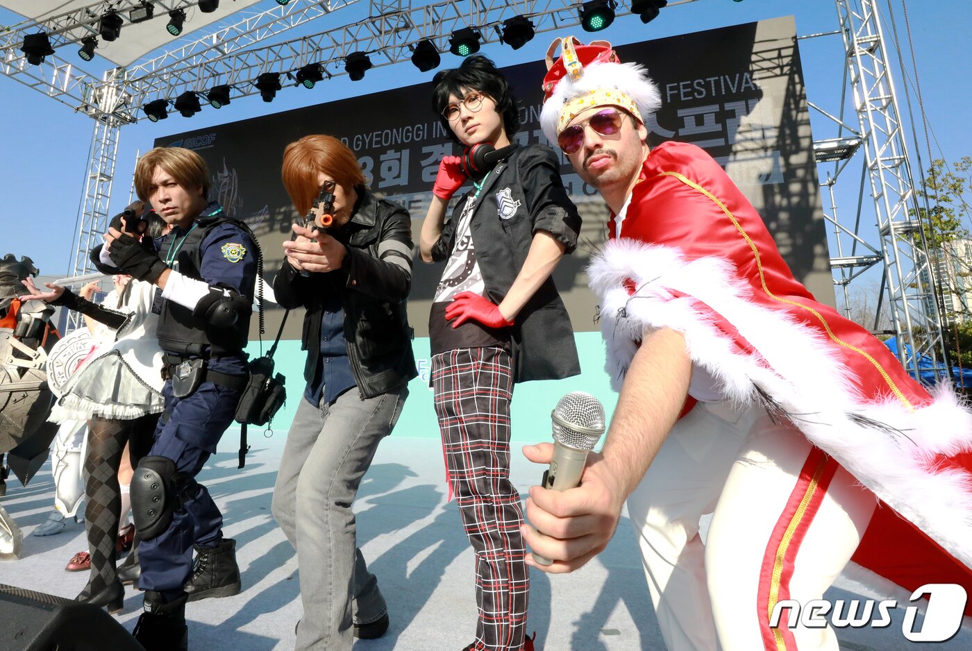 본문 이미지 - 16일 오후 경기 부천 한국만화영상진흥원 앞 야외무대에서 열린 부천국제만화축제에서 경기국제코스프레페스티벌이 진행되고 있다.  2019.8.16/뉴스1 ⓒ News1 정진욱 기자