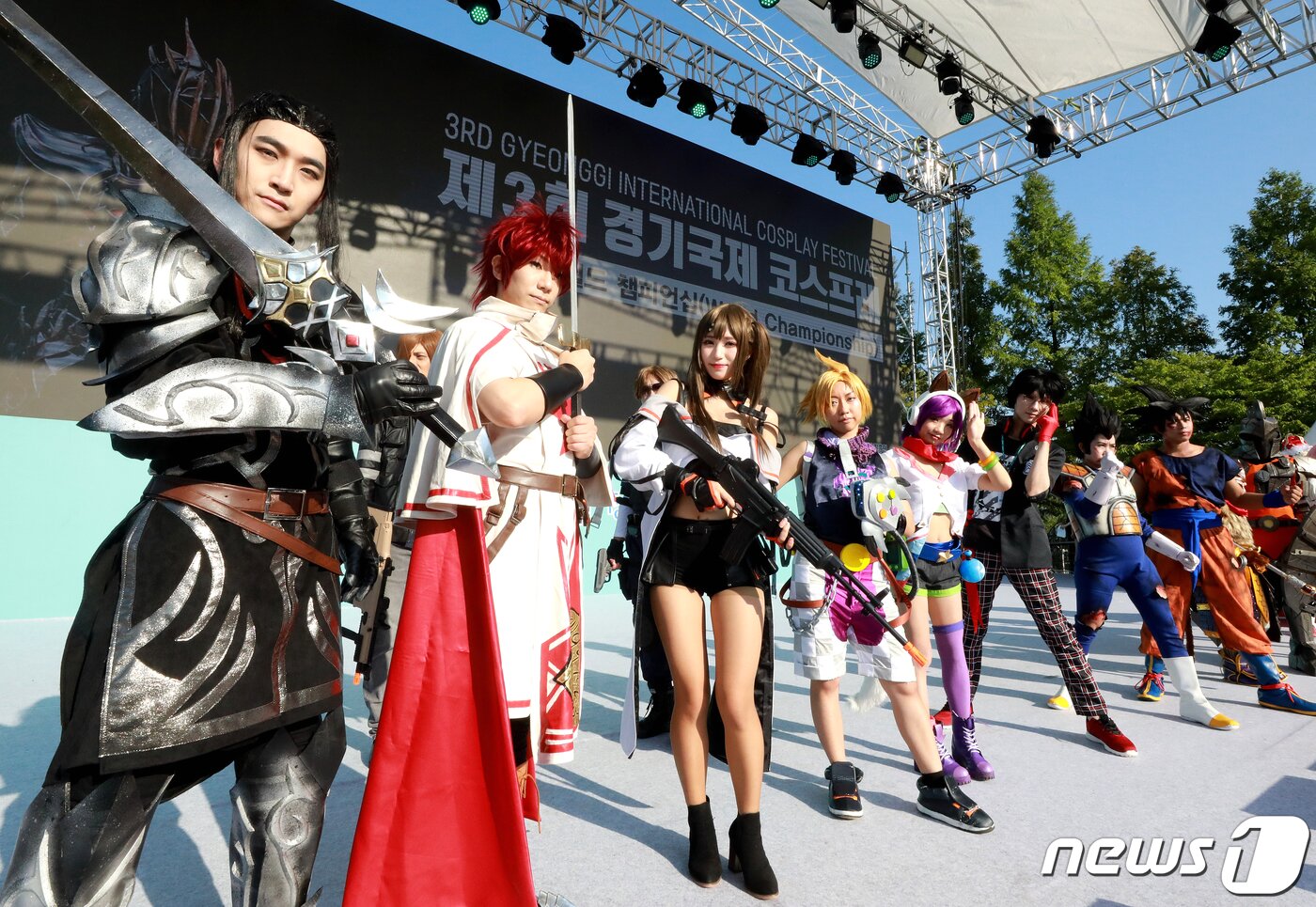 본문 이미지 - 16일 오후 경기 부천 한국만화영상진흥원 앞 야외무대에서 열린 부천국제만화축제에서 경기국제코스프레페스티벌이 진행되고 있다.  2019.8.16/뉴스1 ⓒ News1 정진욱 기자