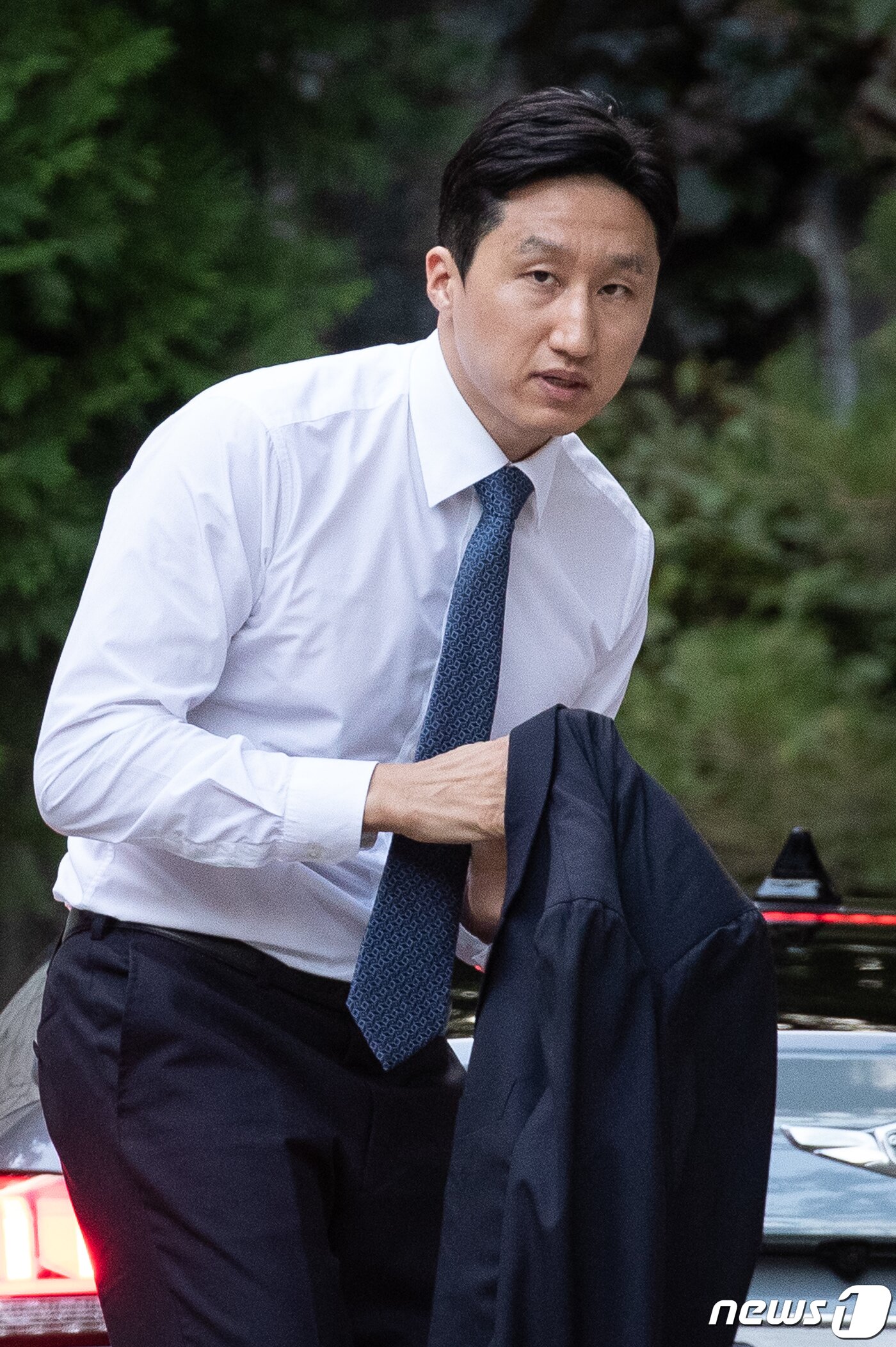 본문 이미지 - 정기선 현대중공업 부사장이 고(故) 정주영 현대그룹 명예회장의 부인 고 변중석 여사의 12주기인 16일 추모제사가 열리는 서울 종로구 청운동 정 명예회장 옛 자택에 들어서고 있다. 2019.8.16/뉴스1 ⓒ News1 유승관 기자