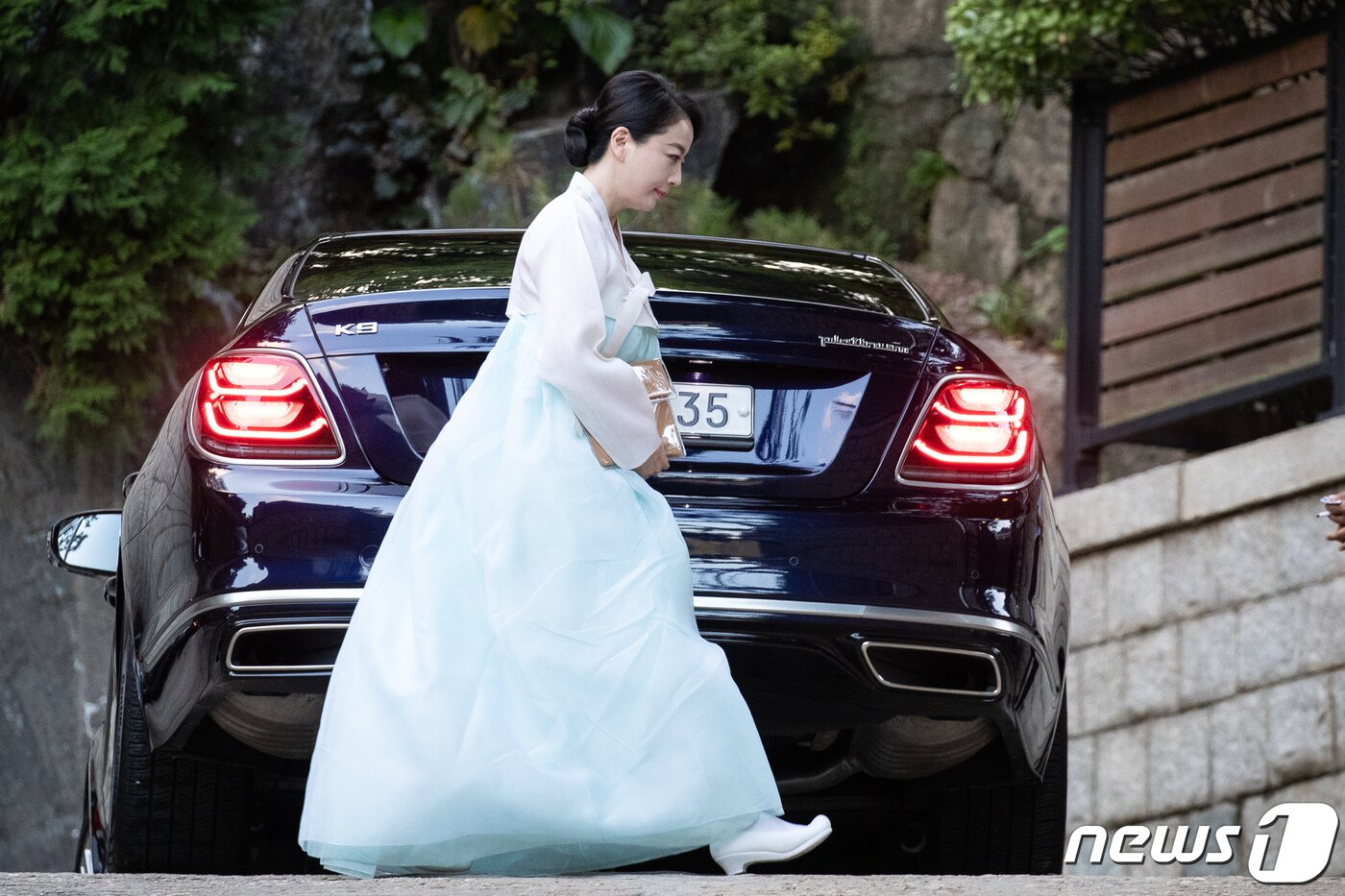 본문 이미지 - 정대선 현대비에스앤씨 사장의 부인 노현정 전 아나운서가 고(故) 정주영 현대그룹 명예회장의 부인 고 변중석 여사의 12주기인 16일 추모제사가 열리는 서울 종로구 청운동 정 명예회장 옛 자택에 들어서고 있다. 2019.8.16/뉴스1 ⓒ News1 유승관 기자