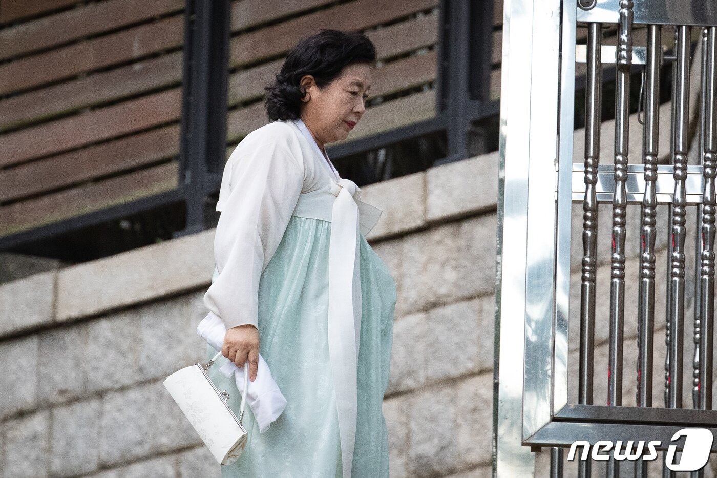 본문 이미지 - 현정은 현대그룹 회장이 고(故) 정주영 현대그룹 명예회장의 부인 고 변중석 여사의 12주기인 16일 추모제사가 열리는 서울 종로구 청운동 정 명예회장 옛 자택에 들어서고 있다. 2019.8.16/뉴스1 ⓒ News1 유승관 기자