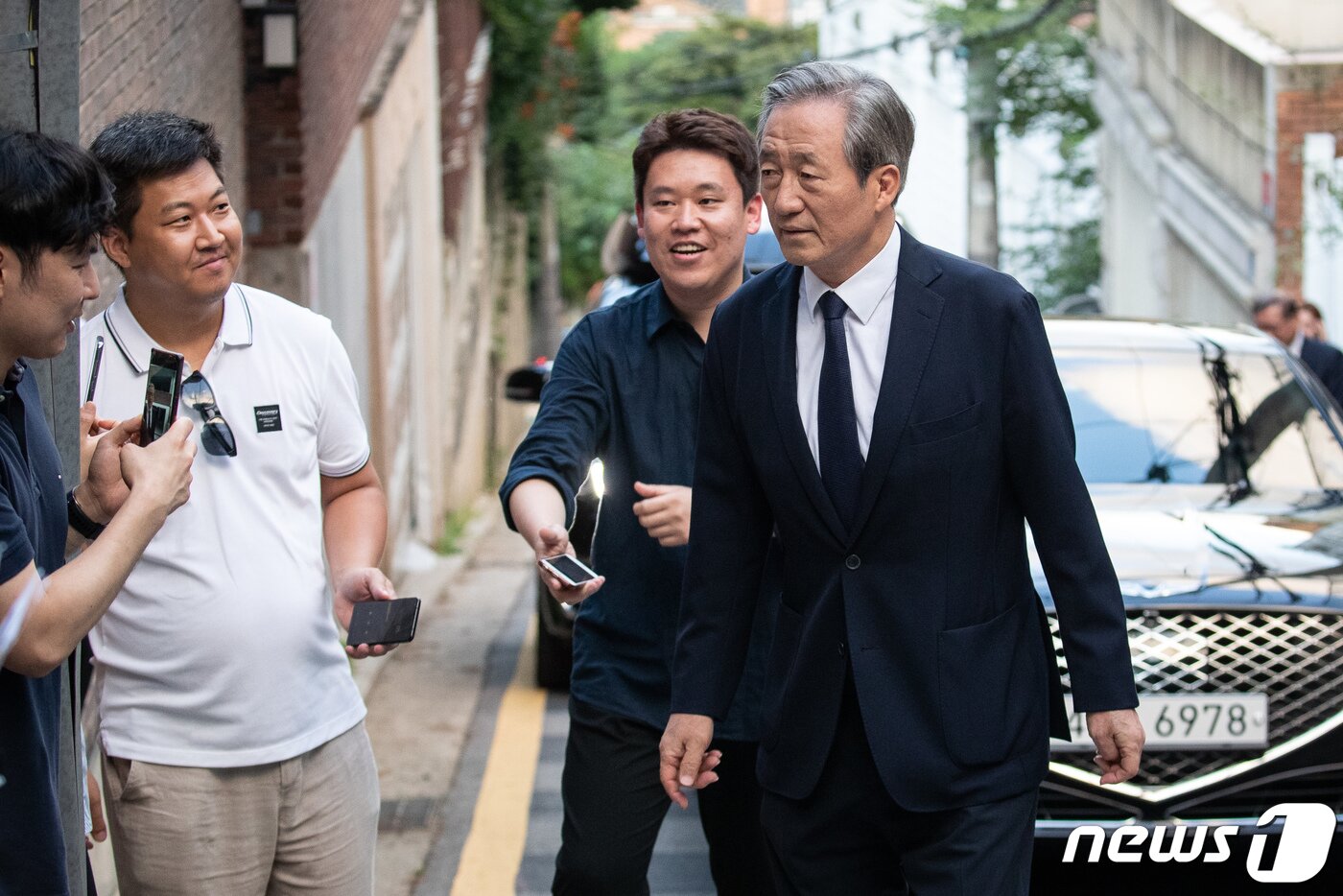 본문 이미지 - 정몽준 아산재단 이사장이 고(故) 정주영 현대그룹 명예회장의 부인 고 변중석 여사의 12주기인 16일 추모제사가 열리는 서울 종로구 청운동 정 명예회장 옛 자택에 들어서고 있다. 2019.8.16/뉴스1 ⓒ News1 유승관 기자