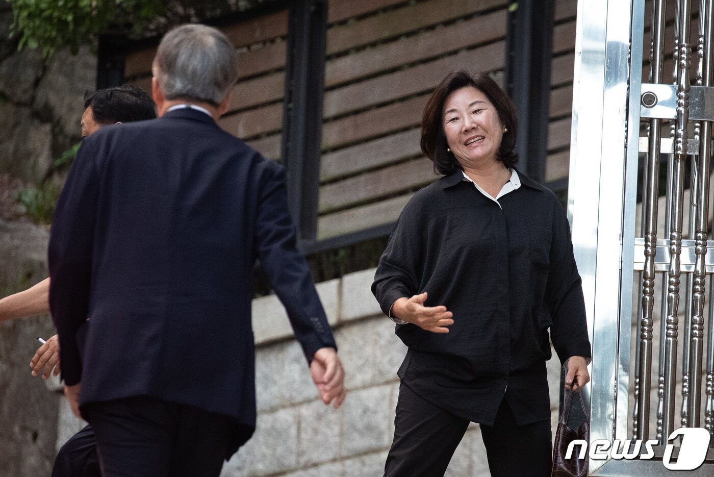 본문 이미지 - 정성이 이노션 고문이 지난 2019년 8월16일 고(故) 정주영 현대그룹 명예회장의 부인 고 변중석 여사의 12주기 추모제사가 열린 서울 종로구 청운동 정 명예회장 옛 자택에 들어서며 정몽준 아산재단 이사장과 인사하고 있다. 2019.8.16/뉴스1 ⓒ News1 유승관 기자