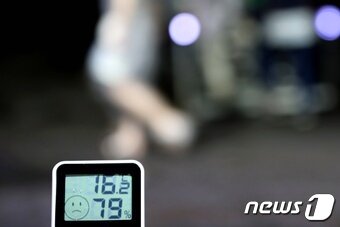 본문 이미지 - '이색 피서지'로 손꼽히는 제주 만장굴은 한여름에도 내부온도가 15~16도까지 내려가 제주도민과 관광객들의 발길이 끊이지 않고 있다. 사진은 만장굴 내부 온도가 16.2도를 기록한 모습. 2019.8.17/뉴스1ⓒ 뉴스1