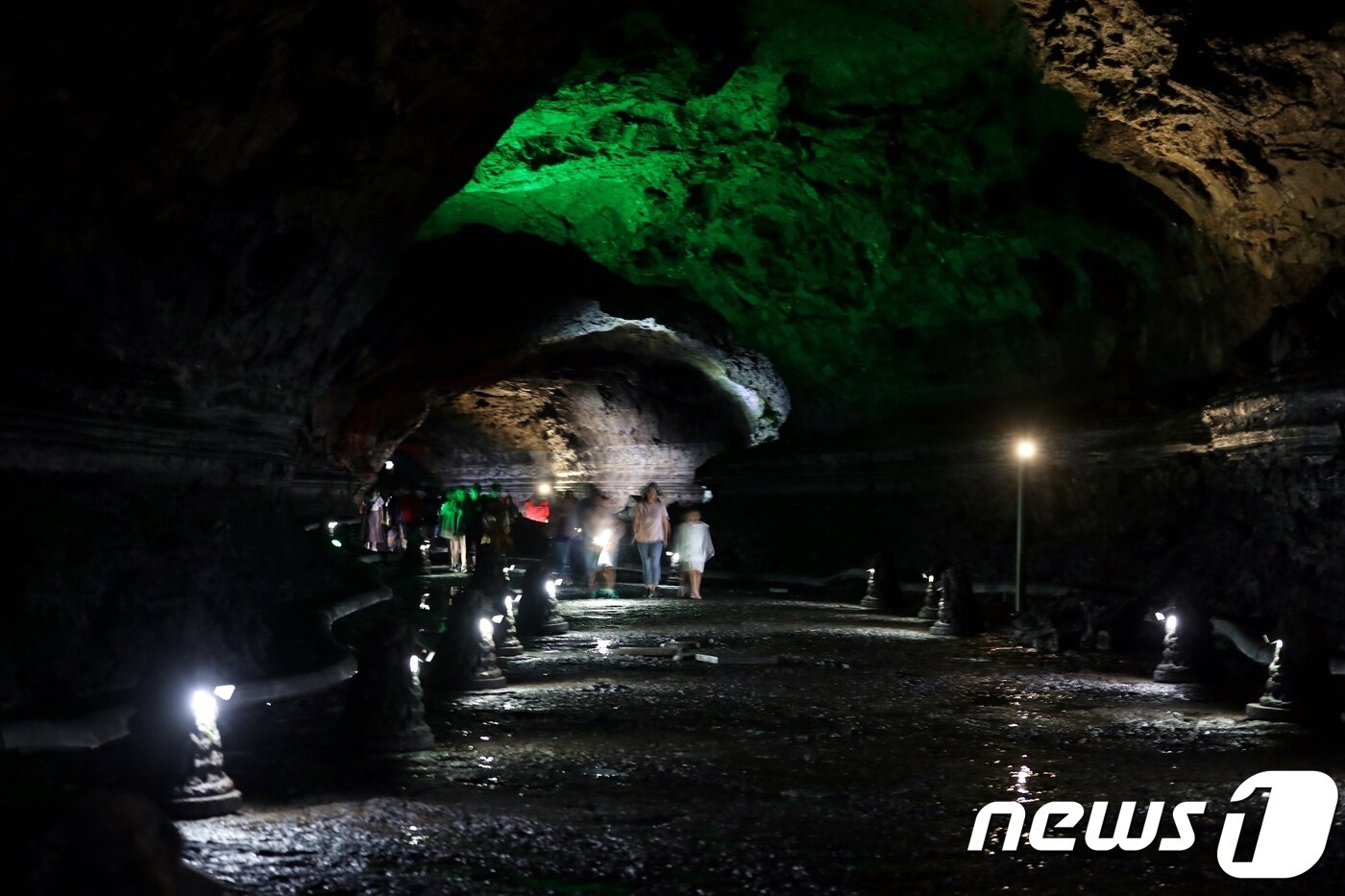본문 이미지 - '이색 피서지'로 손꼽히는 제주 만장굴은 한여름에도 내부온도가 15~16도까지 내려가 제주도민과 관광객들의 발길이 끊이지 않고 있다.2019.8.17/뉴스1ⓒ 뉴스1