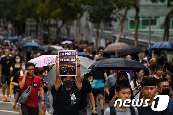 홍콩 시위대가 17일(현지시간) 경찰의 강경진압을 규탄하며 거리를 행진하고 있다. © AFP=뉴스1