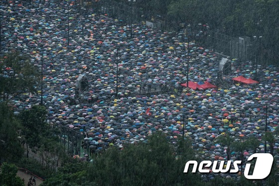 홍콩 대규모 집회 시작…中 무력개입 여부에 긴장