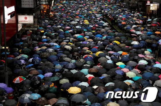 18일 홍콩 빅토리아 공원에서 열린 송환법 반대 집회에서 시위대가 행진하고 있다. © 로이터=뉴스1 © News1 성동훈 기자