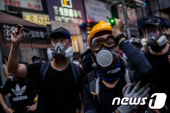 경찰 향해 레이저 포인터 겨누는 홍콩 시위대