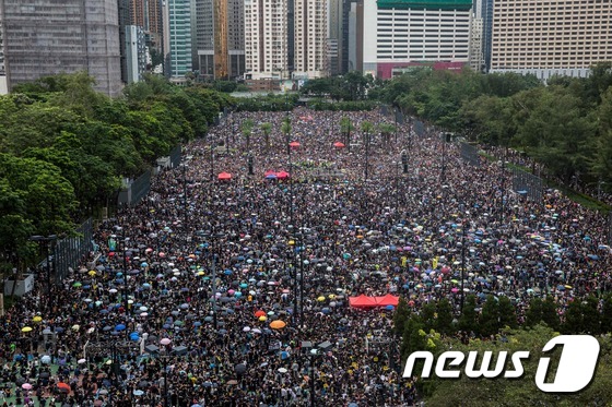 18일 홍콩 빅토리아 공원에서 송환법 반대 시위가 열리고 있다.  © AFP=뉴스1 © News1 성동훈 기자