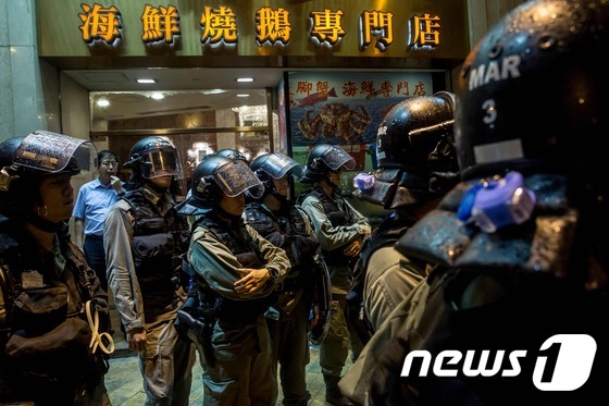 홍콩 시위대 행진 바라보는 경찰 병력...고조되는 긴장감
