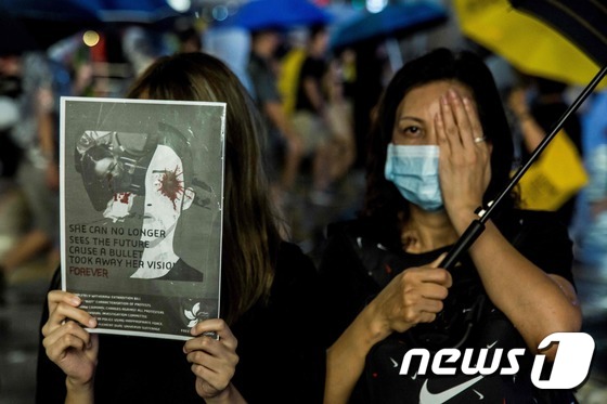 홍콩 경찰 무력진압 규탄하는 시위대