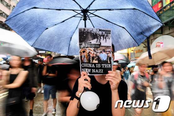 중국 규탄 인쇄물 들고 행진하는 홍콩 집회 참가자들