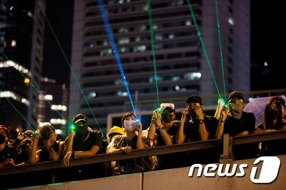 정부건물 향해 레이저 포인터 겨누는 홍콩 시위대