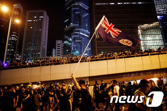 중국과 영국의 갈등은 ‘홍콩’을 통해 심화… “내정 간섭”대 “반환 협정 위반”