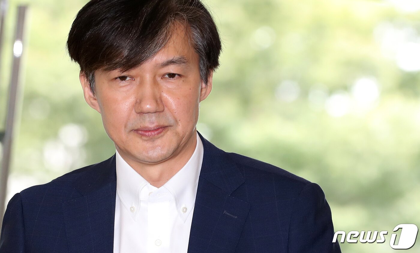 본문 이미지 - 조국 법무부 장관 후보자가 19일 오전 국회 인사청문회 준비를 위해 서울 종로구 적선현대빌딩에 마련된 사무실로 출근하고 있다. 2019.8.19 ⓒ 뉴스1 이승배 기자