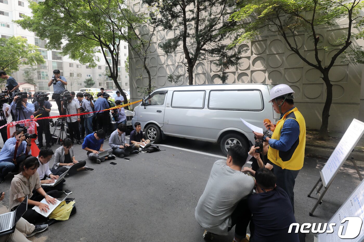본문 이미지 - 19일 오전 경기도 수원시 권선구의 균열이 간 아파트에서 수원시 관계자가 현장 브리핑을 하고 있다. 지난 18일 발생한 균열로 해당 동에 거주하는 주민들이 긴급 대피했으며 안전기술사와 수원시 관계자들이 육안으로 비상점검한 결과 아파트 7~15층 구간에서 본 건물과 환기구조물 사이의 이음 부분이 떨어져 18㎝ 가량 틈이 생긴 것으로 확인됐다. 2019.8.19/뉴스1 ⓒ News1 조태형 기자