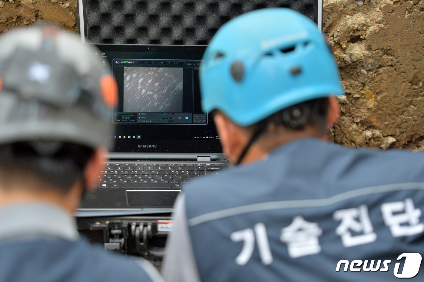 (포항=뉴스1) 최창호 기자 = 한국수자원공사 물종합진단처 직원들이 19일 오전 경북 포항시 남구 효자동 인근 지하에 매설된 상수도관에서 검은 수돗물 원인을 밝히기 위해 내시경 검 …