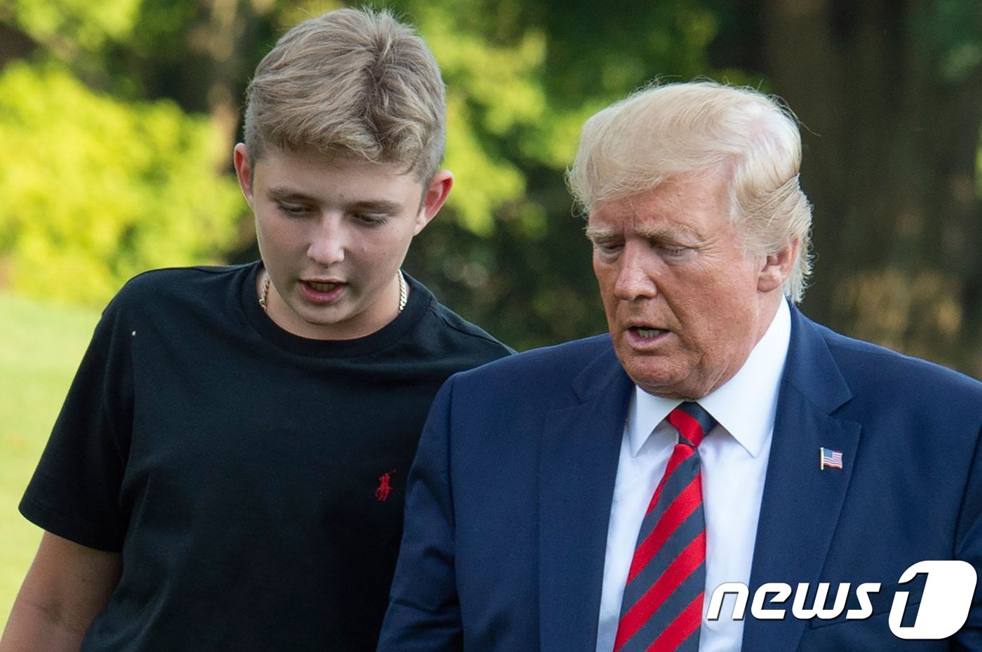 (AFP=뉴스1) 이원준 기자 = 도널드 트럼프 대통령이 18일(현지시간) 휴가를 마치고 미국 워싱턴DC 백악관에 도착해 이동하고 있다. 왼쪽은 트럼프 대통령의 막내아들 배런 트럼 …