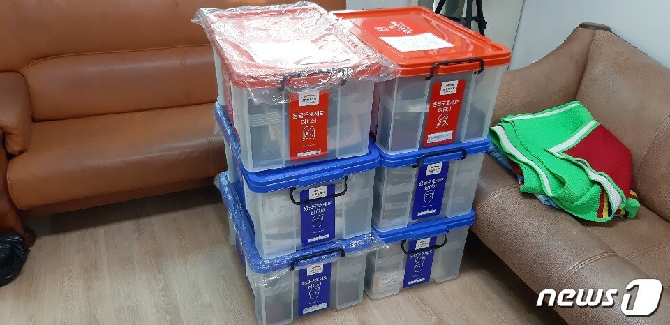 본문 이미지 - 경기 수원시 권선구 구운동 소재 한 아파트에서 정화조 배기덕트가 건물과 분리되는 사건으로 입주민들이 대피한 가운데 수원시에서 구호물품을 지급했다.ⓒ 뉴스1 유재규 기자