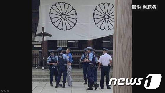 일본 군국주의 상징 야스쿠니 신사 배전에 19일 먹물로 추정되는 액체를 뿌린 남성이 현지 경찰에 체포됐다.(NHK 캡처) © 뉴스1