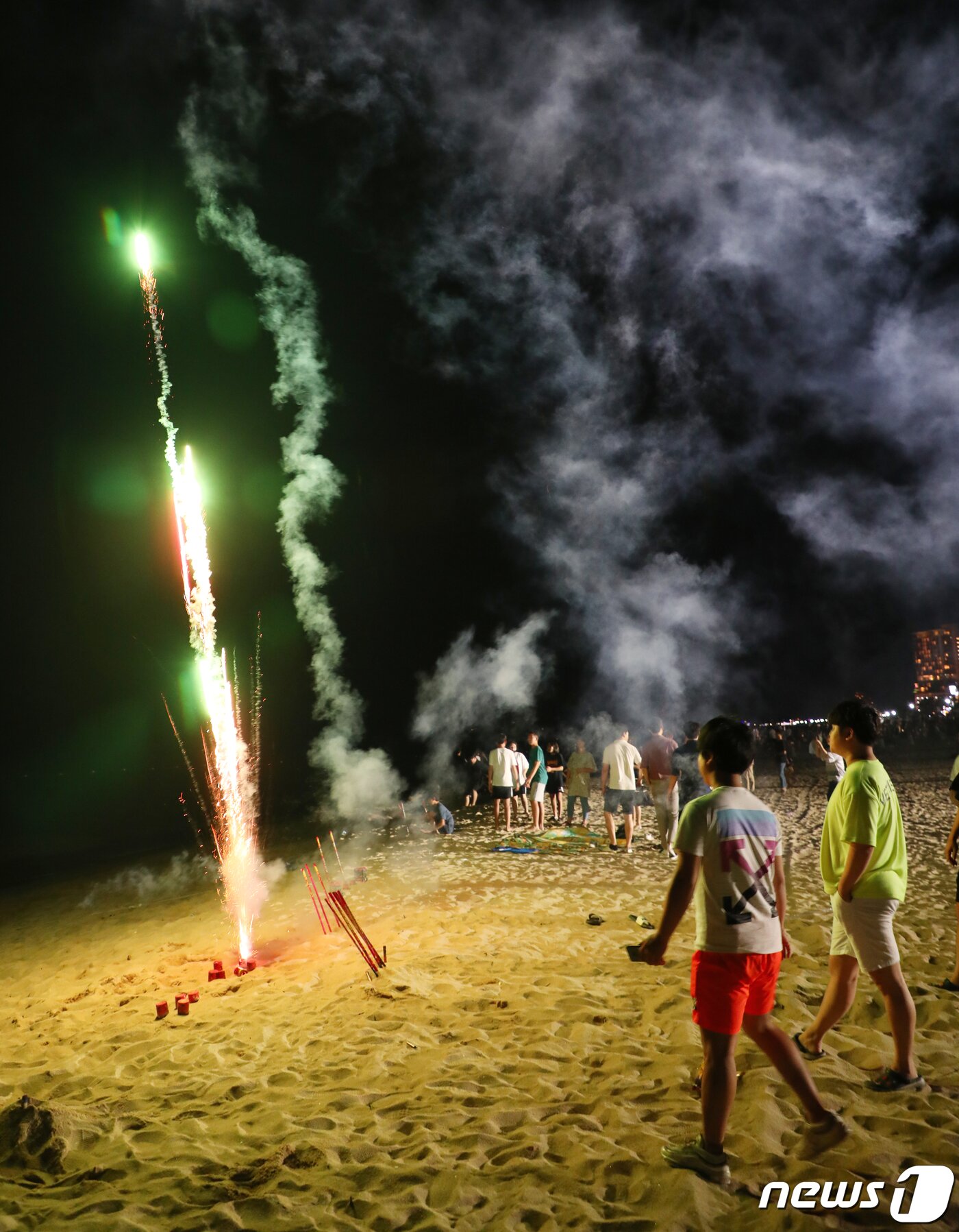 본문 이미지 - 지난 1일 강릉 경포해변에서 관광객이 폭죽을 터트리자 불꽃과 연기가 피어오르고 있다.2019.08.01/뉴스1 ⓒ News1 이찬우 기자