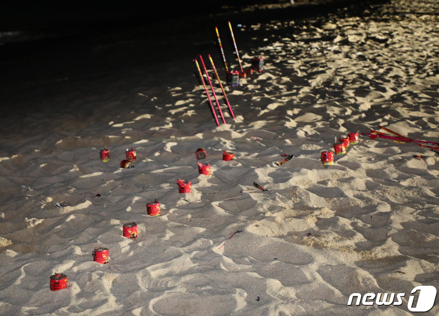 본문 이미지 - 지난 1일 강릉 경포해변에서 관광객들이 쓰고 버린 폭죽이 그대로 꽂혀 있다.2019.08.01/뉴스1 ⓒ News1 이찬우 기자