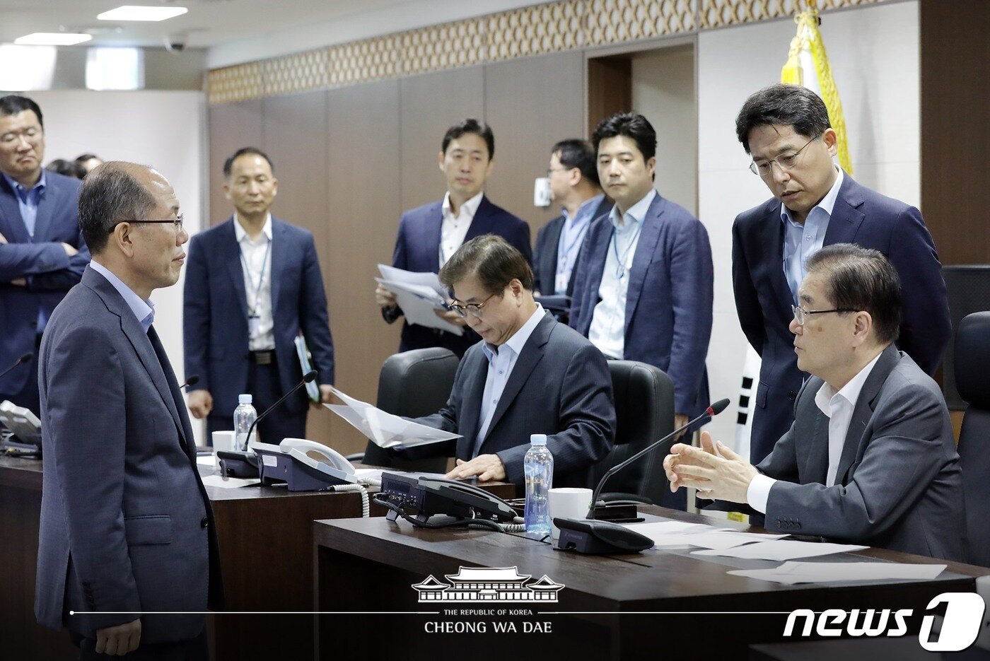 본문 이미지 - 정의용 국가안보실장이 2일 오전 청와대 국가위기관리센터에서 북한의 단거리 발사체 2발 발사 관련 대응 회의에 앞서 김유근 국가안보실 1차장과 대화를 나누고 있다. (청와대 페이스북) 2019.8.2/뉴스1