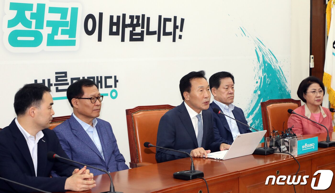 본문 이미지 - 손학규 바른미래당 대표가 2일 서울 여의도 국회에서 일본 정부의 우리나라 화이트리스트(수출 심사 우대국) 제외 관련 기자회견을 하고 있다. 2019.8.2/뉴스1 ⓒ News1 김명섭 기자