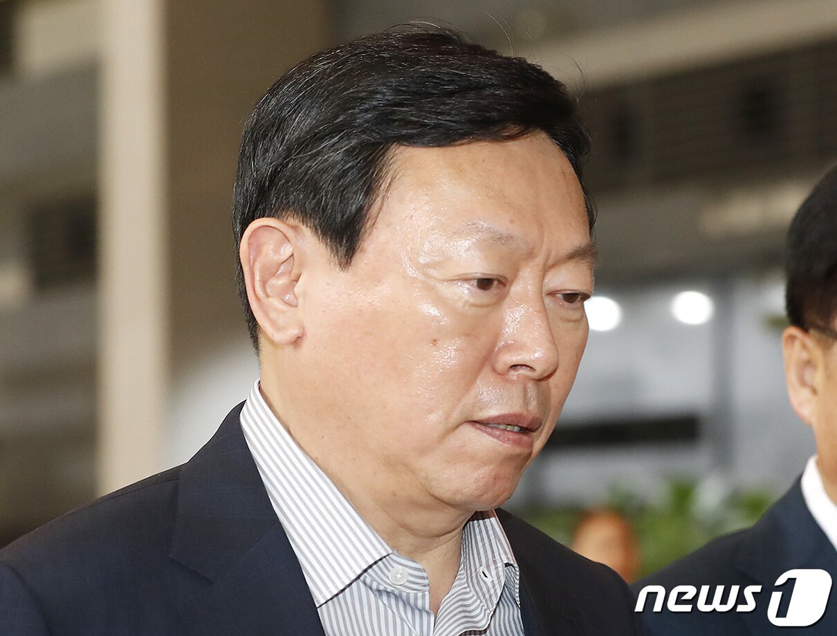 본문 이미지 - 신동빈 롯데그룹 회장이 지난 8월2일 김포국제 공항을 통해 일본 도쿄로 출국하고 있다. 2019.8.2/뉴스1 ⓒ News1 권현진 기자