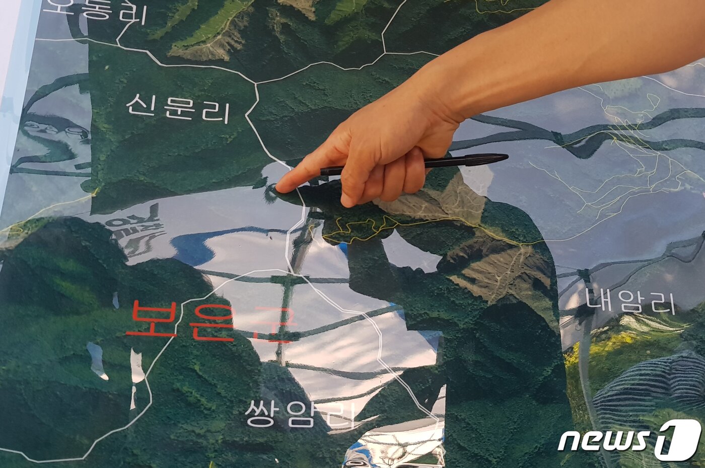 본문 이미지 - 신희웅 청주상당경찰서장이 2일 오후 충북 청주시 가덕면 수색 현장 지휘소에서 조은누리양(14) 발견된 곳을 가르키고 있다. 조양은 이날 오후 2시30분쯤 보은군 회인면의 한 야산에서 수색견에 의해 발견됐다.2019.8.2 /뉴스1 ⓒ News1 김용빈 기자