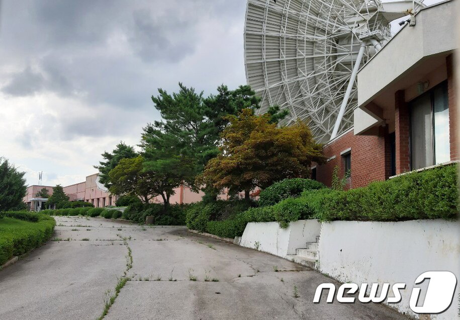 본문 이미지 - 충북 보은군 마로면 적암리 kt sat 보은위성센터가 수년째 흉물로 방치되고 있다. 이 위성센터는 1985년 3월 개국했으나 해저 광케이블이 발달하면서 기능과 활용도가 떨어지고, 수익 창출이 되지 않자 2013년 10월 중계업무를 중단하고 문을 닫았다.2019.08.02. ⓒ News1 김기준 기자