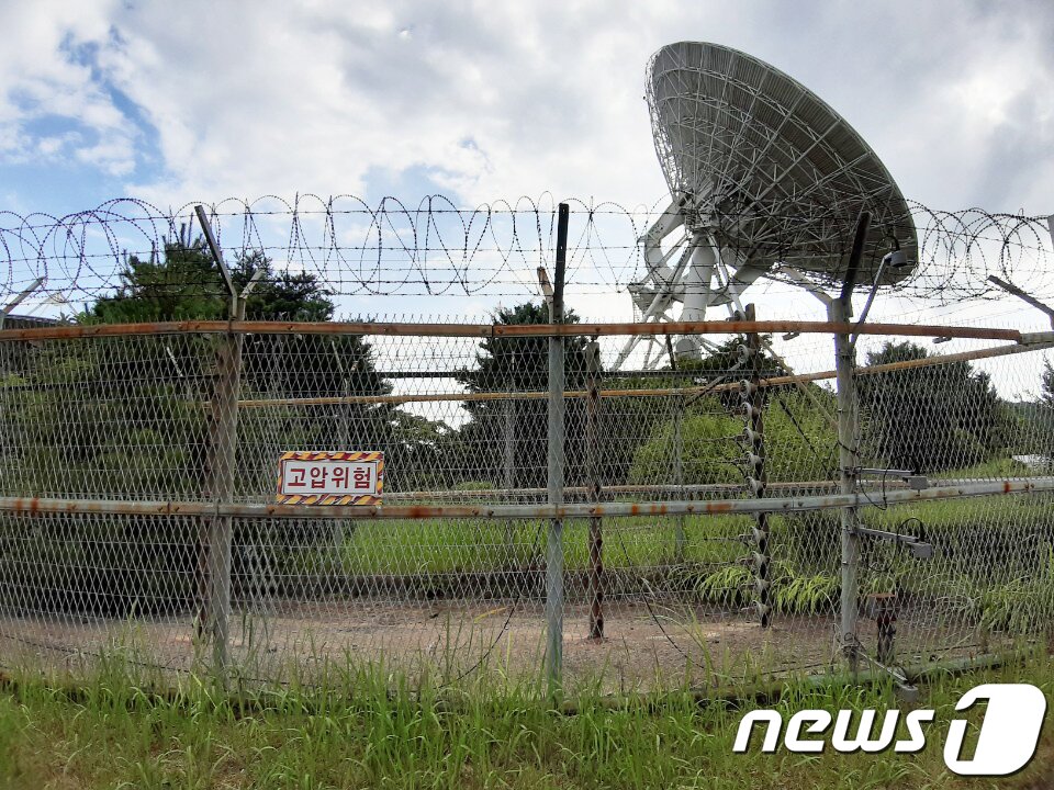 본문 이미지 - 충북 보은군 마로면 적암리 kt sat 보은위성센터가 수년째 흉물로 방치되고 있다. 이 위성센터는 1985년 3월 개국했으나 해저 광케이블이 발달하면서 기능과 활용도가 떨어지고, 수익 창출이 되지 않자 2013년 10월 중계업무를 중단하고 문을 닫았다.2019.08.02. ⓒ News1 김기준 기자