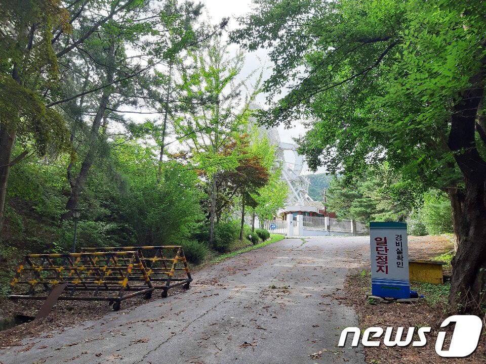 본문 이미지 - 충북 보은군 마로면 적암리 kt sat 보은위성센터가 수년째 흉물로 방치되고 있다. 이 위성센터는 1985년 3월 개국했으나 해저 광케이블이 발달하면서 기능과 활용도가 떨어지고, 수익 창출이 되지 않자 2013년 10월 중계업무를 중단하고 문을 닫았다.2019.08.02. ⓒ News1 김기준 기자