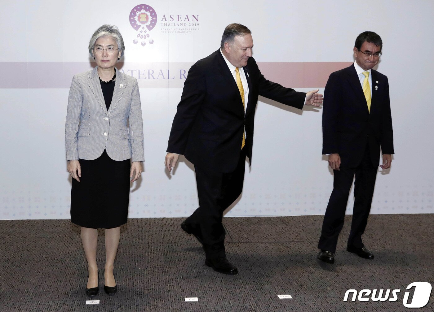 본문 이미지 - 일본이 한국을 화이트리스트에서 제외한 다음날인 2019년 8월 2일 방콕 센타라 그랜드호텔에서 개최된 한미일 외교장관회의에서 강경화 외교부 장관과 마이크 폼페이오 미국 국무부 장관, 고노 다로 일본 외무상이 기념촬영을 실시하고 있다. 강장관은 회담 후 인터뷰에서 지소미아 파기 가능성을 시사하며 일측과 신경전을 벌였다. 어색한 세 장관의 표정에서 당시 분위기가 엿보인다. .2019.8.2/뉴스1 ⓒ News1 이광호 기자