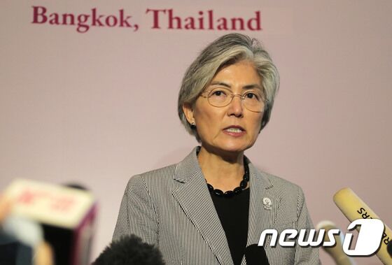 한미일 외교장관 회담을 마친 강경화 장관이 2일 오후(현지시간) 태국 방콕 센타라 그랜드호텔 미디어센터에서 브리핑을 하고 있다. 2019.8.2/뉴스1 &copy; News1 이광호 기자