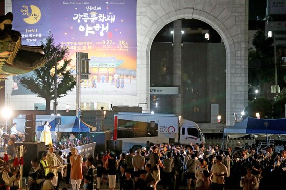 본문 이미지 - 강원도 강릉시의 문화축제인 ‘2019 강릉문화재 야행(夜行)’이 개막한 2일 오후 축제장 중 한곳인 강릉대도호부관아에서 시민들이 문화공연을 관람하고 있다. 2019.8.2 ⓒ 뉴스1 