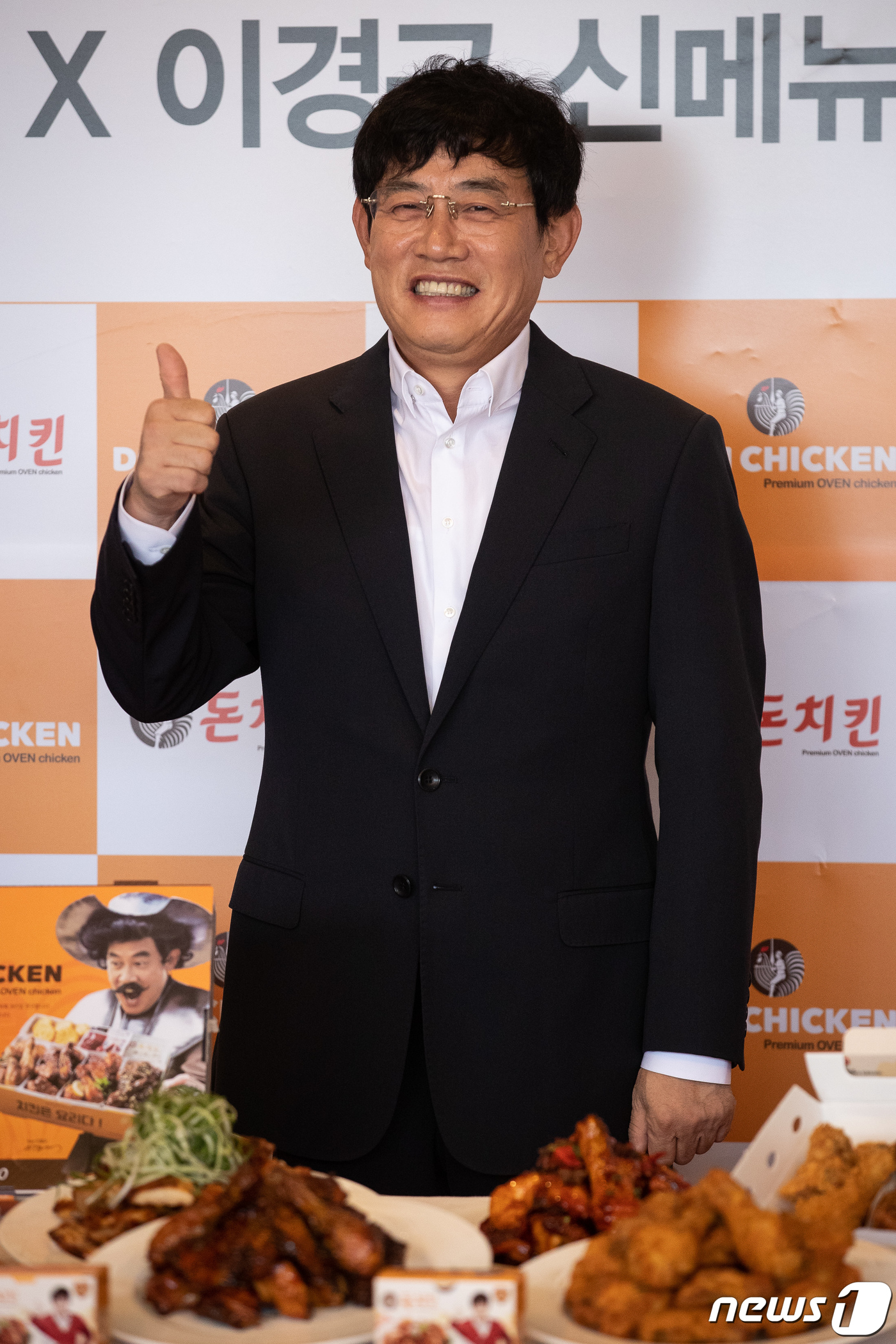 (서울=뉴스1) 유승관 기자 = 방송인 이경규가 20일 서울 중구 플라자호텔에서 열린 치킨 브랜드 '돈치킨' 신메뉴 '이경규 치킨' 발표 기자간담회에 앞서 포즈를 취하고 있다. 2 …