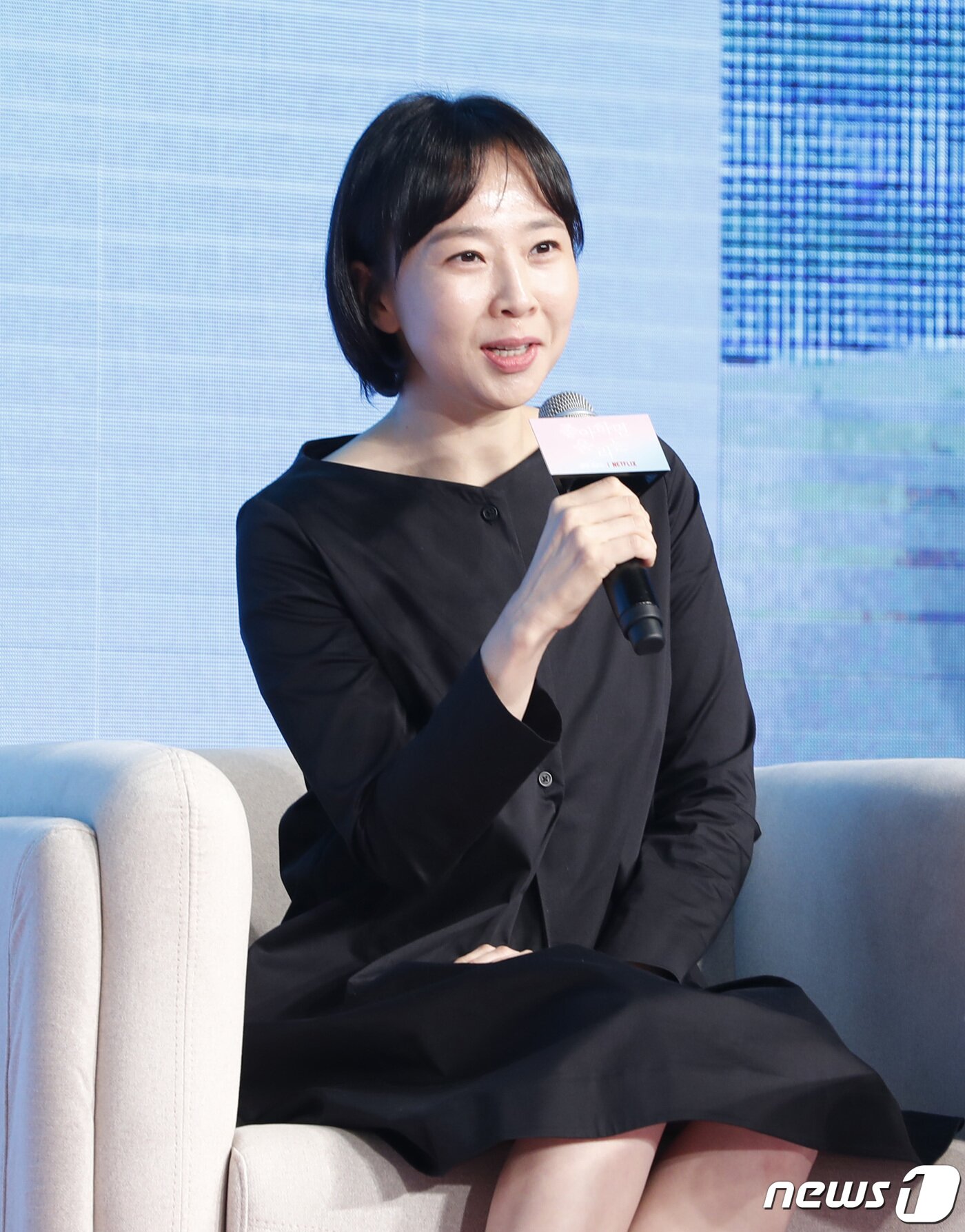 본문 이미지 - 이나정 감독이 20일 오전 서울 동대문 JW 메리어트 호텔에서 열린 넷플릭스 오리지널 시리즈 '좋아하면 울리는' 제작 발표회에 참석해 인사말을 하고 있다. 2019.8.20/뉴스1 ⓒ News1 권현진 기자