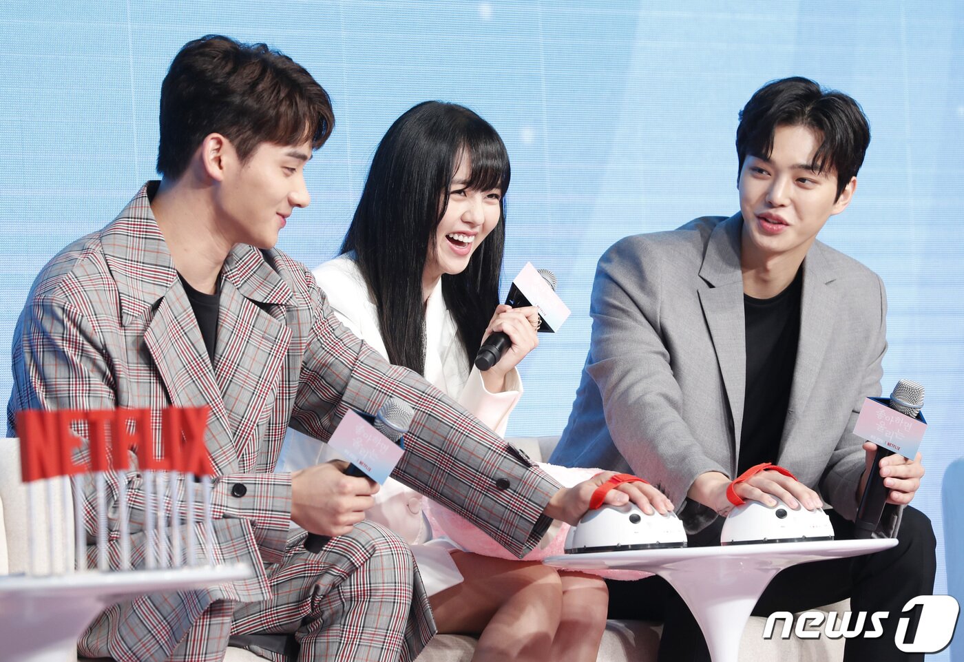 본문 이미지 - 배우 정가람(왼쪽부터), 김소현, 송강이 20일 오전 서울 동대문 JW 메리어트 호텔에서 열린 넷플릭스 오리지널 시리즈 '좋아하면 울리는' 제작 발표회에 참석해 거짓말 탐지기에 손을 올려 놓은 뒤 미소를 짓고 있다. 2019.8.20/뉴스1 ⓒ News1 권현진 기자