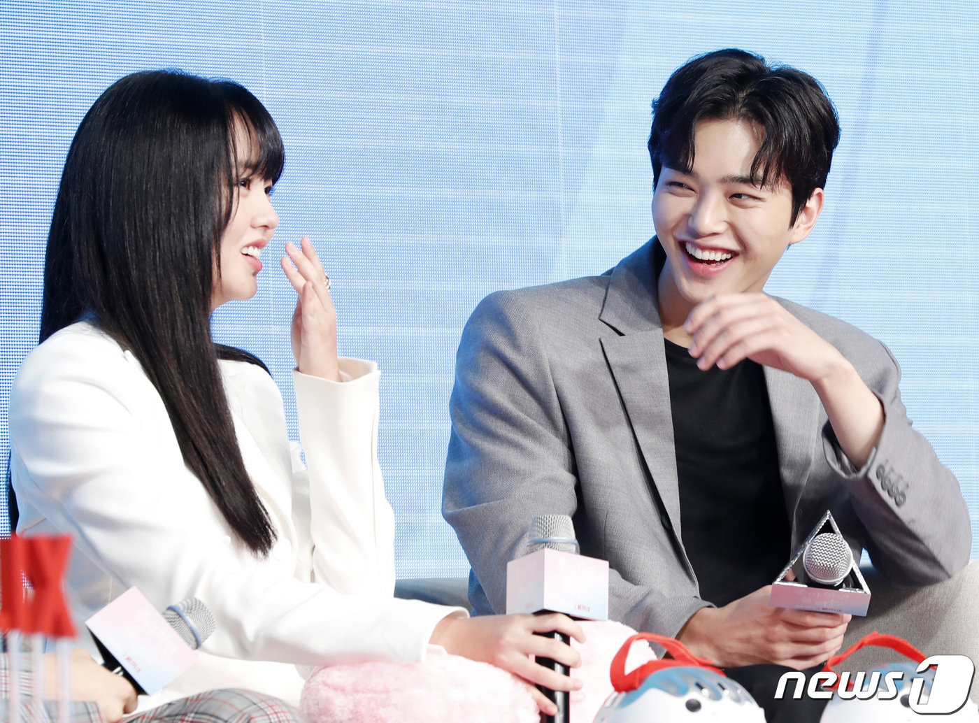 (서울=뉴스1) 권현진 기자 = 배우 김소현, 송강(오른쪽)이 20일 오전 서울 동대문 JW 메리어트 호텔에서 열린 넷플릭스 오리지널 시리즈 '좋아하면 울리는' 제작 발표회에 참석 …