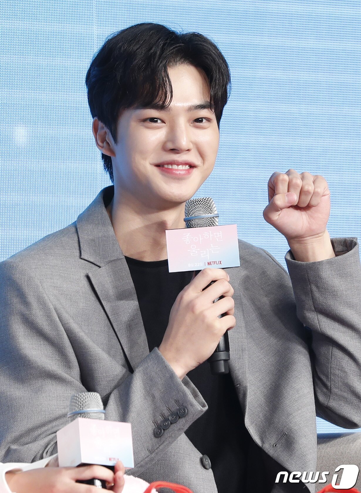 본문 이미지 - 배우 송강이 20일 오전 서울 동대문 JW 메리어트 호텔에서 열린 넷플릭스 오리지널 시리즈 '좋아하면 울리는' 제작 발표회에 참석해 포즈를 취하고 있다. '좋아하면 울리는'은 좋아하는 사람이 반경 10m 안에 들어오면 알람이 울리는 '좋알람' 어플이 개발되고, 알람을 통해서만 마음을 표현할 수 있다고 여겨지는 세상에서 펼쳐지는 세 남녀의 투명도 100% 로맨스를 그렸다. 2019.8.20/뉴스1 ⓒ News1 권현진 기자