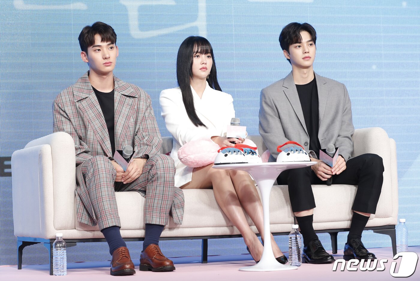 본문 이미지 - 배우 정가람(왼쪽부터), 김소현, 송강이 20일 오전 서울 동대문 JW 메리어트 호텔에서 열린 넷플릭스 오리지널 시리즈 '좋아하면 울리는' 제작 발표회에 참석해 객석을 바라보고 있다. '좋아하면 울리는'은 좋아하는 사람이 반경 10m 안에 들어오면 알람이 울리는 '좋알람' 어플이 개발되고, 알람을 통해서만 마음을 표현할 수 있다고 여겨지는 세상에서 펼쳐지는 세 남녀의 투명도 100% 로맨스를 그렸다. 2019.8.20/뉴스1 ⓒ News1 권현진 기자