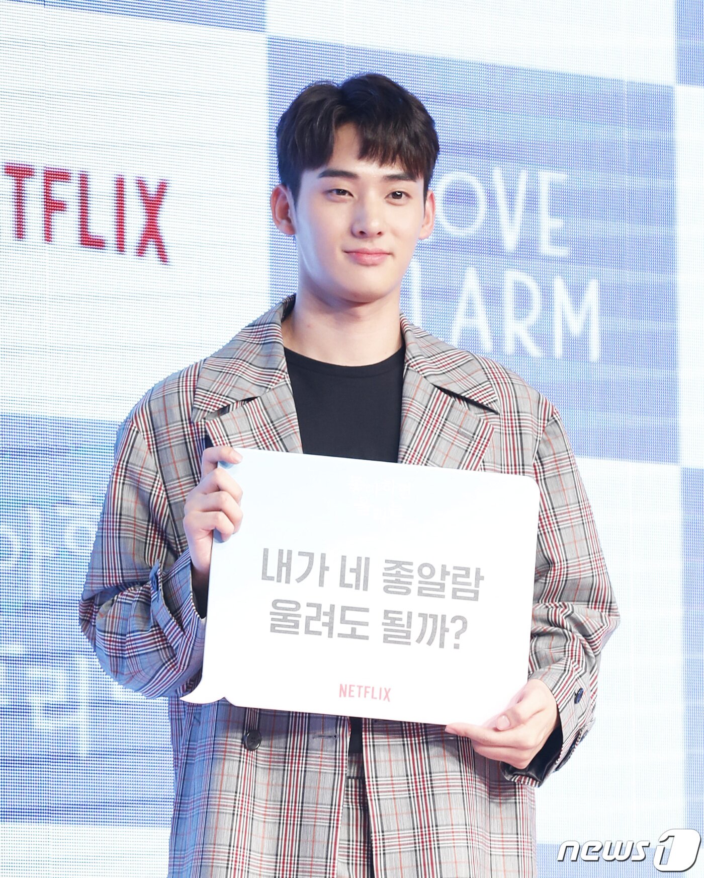 본문 이미지 - 배우 정가람이 20일 오전 서울 동대문 JW 메리어트 호텔에서 열린 넷플릭스 오리지널 시리즈 '좋아하면 울리는' 제작 발표회에 참석해 포즈를 취하고 있다. '좋아하면 울리는'은 좋아하는 사람이 반경 10m 안에 들어오면 알람이 울리는 '좋알람' 어플이 개발되고, 알람을 통해서만 마음을 표현할 수 있다고 여겨지는 세상에서 펼쳐지는 세 남녀의 투명도 100% 로맨스를 그렸다. 2019.8.20/뉴스1 ⓒ News1 권현진 기자