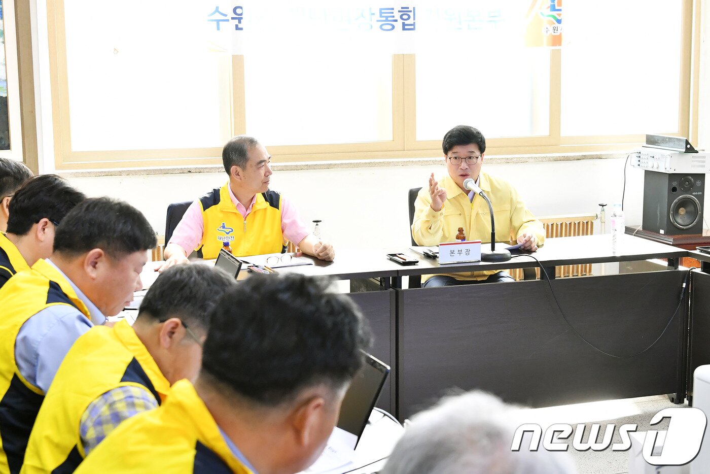 본문 이미지 - 염태영 경기 수원시장이 회의에서 관계자들을 향해 강조사항을 말하고 있다.(수원시 제공)ⓒ 뉴스1