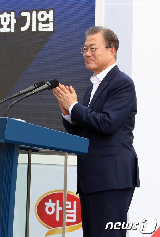 김흥국 회장의 투자 계획에 박수치는 문재인 대통령
